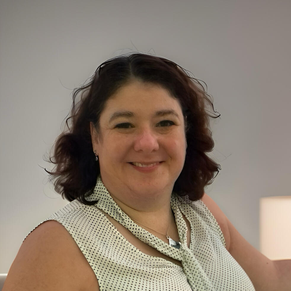 Portrait of Andrea van der Loos, a strategic advisor and founder consultant, communicating clarity, direction and prioritised strategy through a compass metaphor.